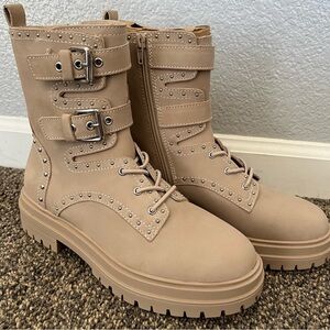 NIB Chelsea & Violet Rhea Nubuck Lace Up Combat